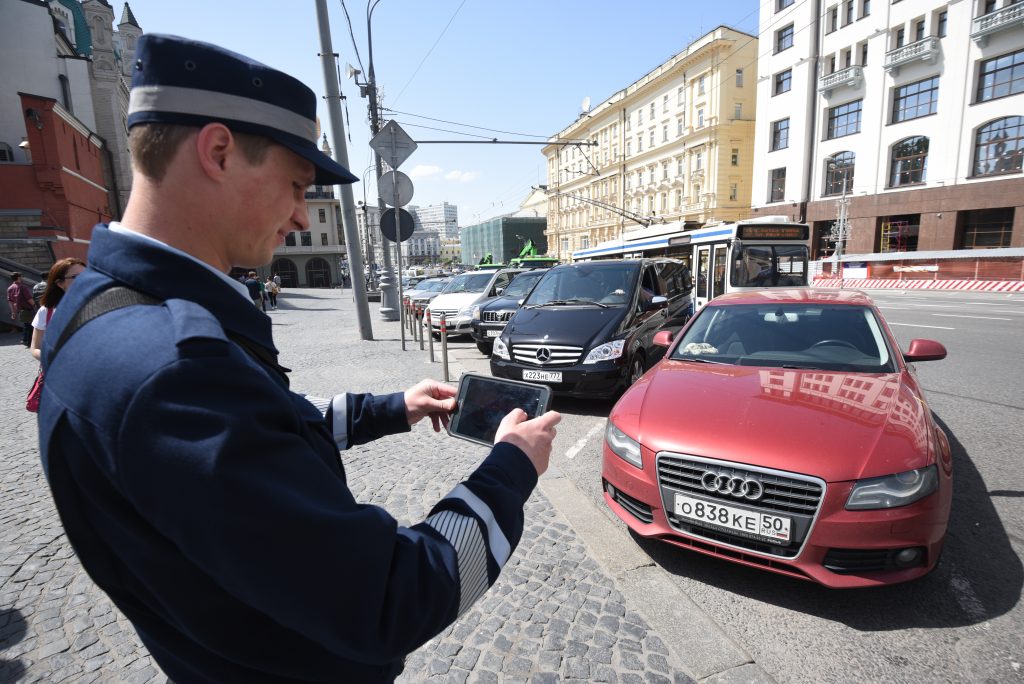 Инспекторы с мини-принтерами будут выписывать онлайн-штрафы в Москве