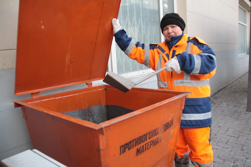 К зиме в Москве появятся более четырех тысяч контейнеров с противогололедным материалом