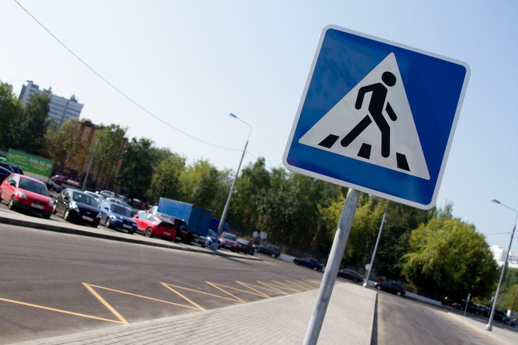 Дорожные знаки с «антиграффити» появятся на московских зебрах