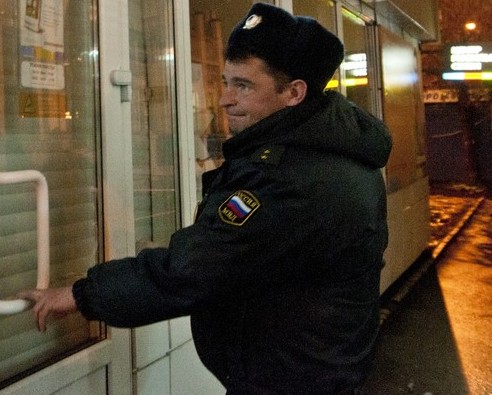 На востоке Москвы продавщица заперла налетчика в магазине