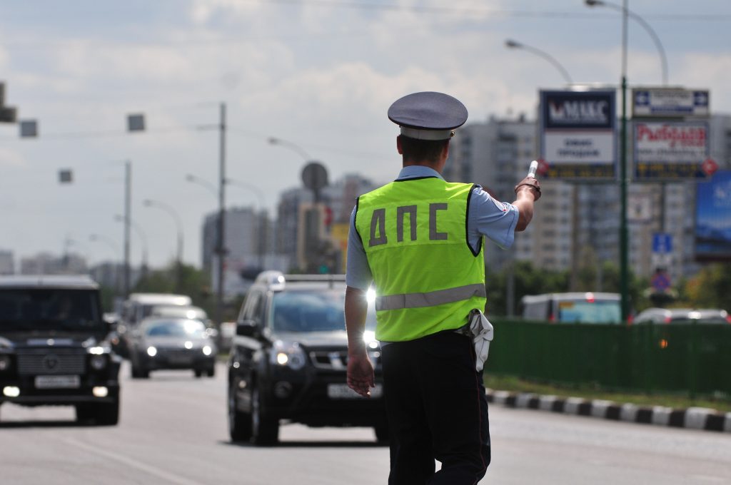 Полиция Москвы выясняет детали ДТП двух иномарок с пятью пострадавшими