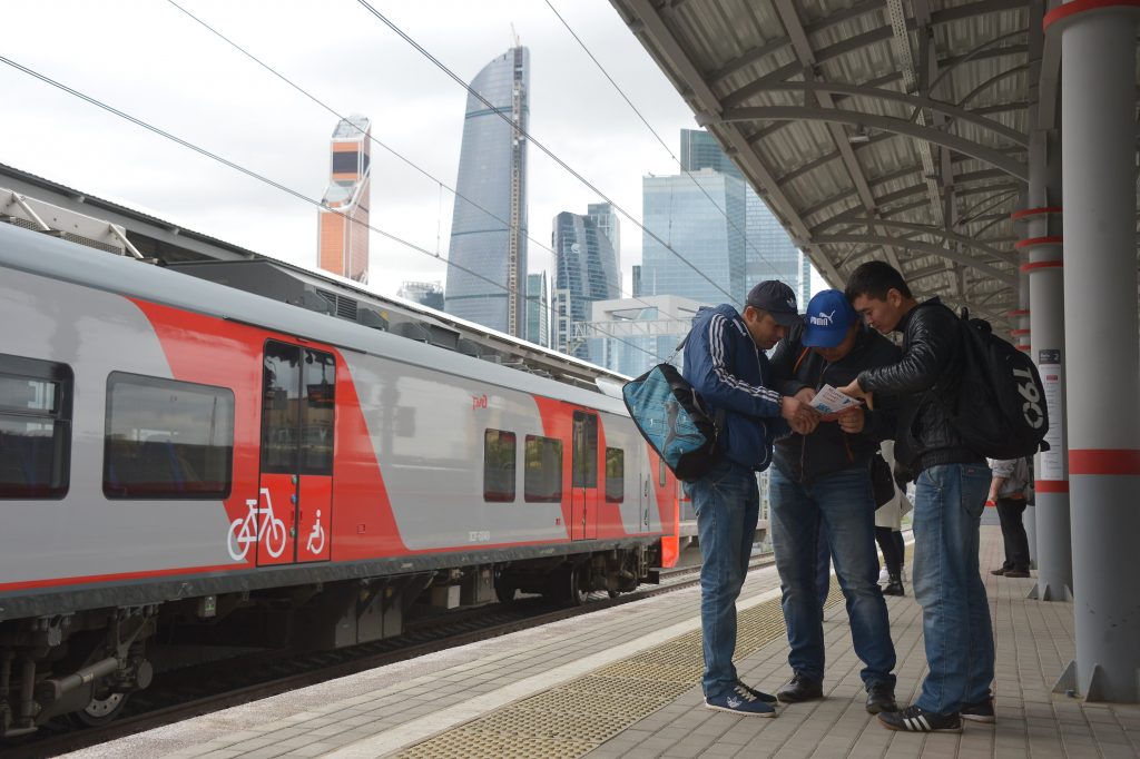 Более 600 волонтеров помогают пассажирам на Московском центральном кольце