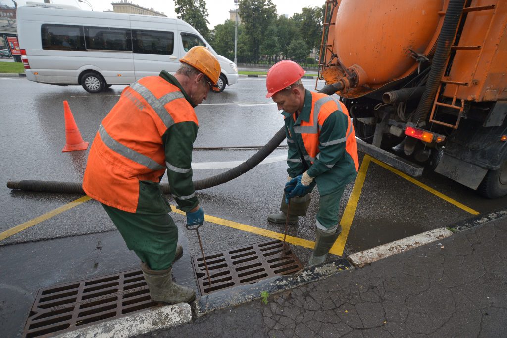 В Москве коммунальщики перешли на круглосуточное дежурство из-за дождей