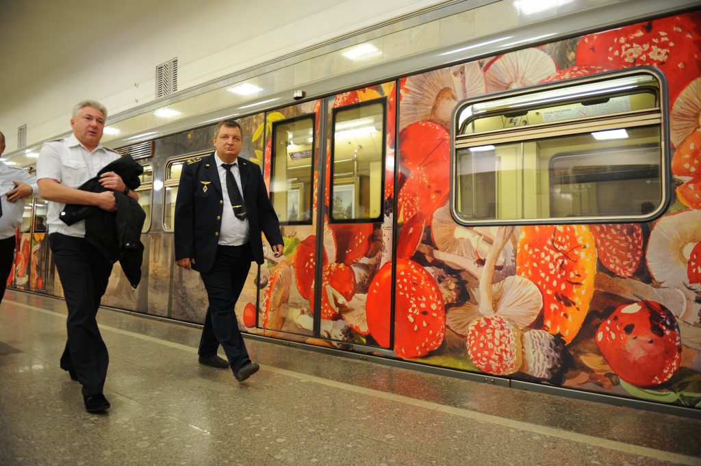 В Москве запустили обновленный поезд метро «Акварель»