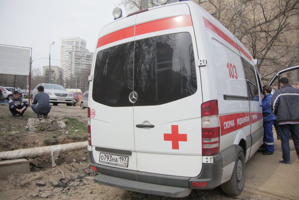 В центре Москвы медики пришли на помощь трем пострадавшим в ДТП «Скорой» и «Порше»