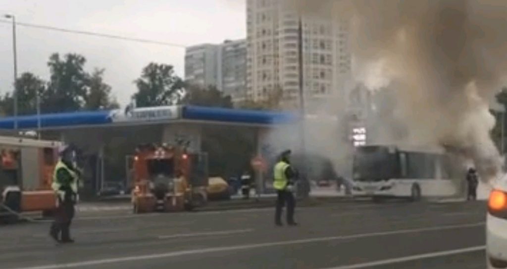 Горящий автобус потушили на западе Москвы