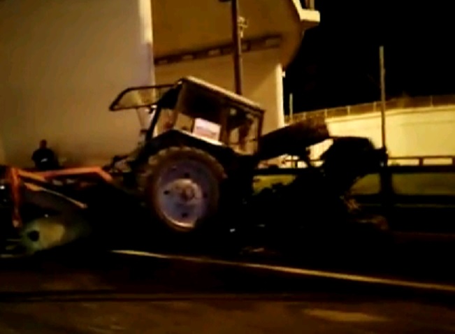 Трактор, фура и легковушка попали в ДТП на северо-западе Москвы