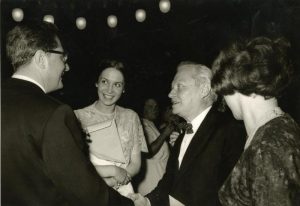 1966 год, Мюнхен. Сергей Образцов (справа в центре) и Валентина Невен дю Монт; Фото: "Вечерняя Москва"