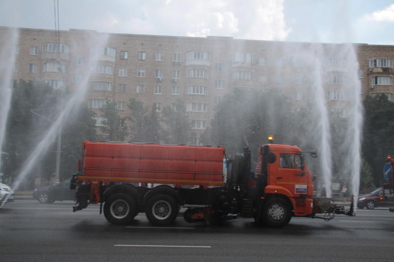 В Москве прошел первый парад городской техники