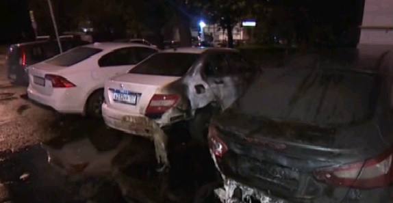 Спасатели потушили три горящих автомобиля на парковке в центре Москвы