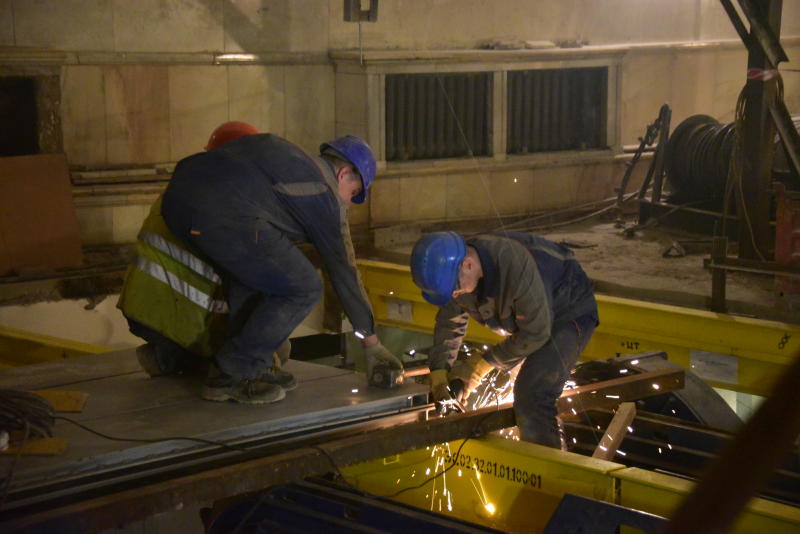 Участок оранжевой ветки ремонтировали более тысячи работников метро