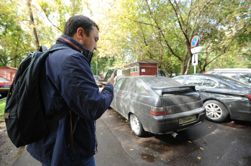 На парковку на газоне в пределах МКАД москвичи смогут пожаловаться в режиме реального времени