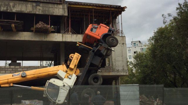 В Москве при обрушении строительного крана никто не пострадал