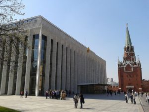 Государственный Кремлёвский дворец, справа - Троицкая башня. Фотоархив Wikipedia