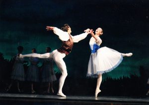 Балет "Жизель": Жанна Богородицкая и Айдар Шайдуллин на сцене Государственного Кремлевского Дворца. Фотоархив Wikipedia
