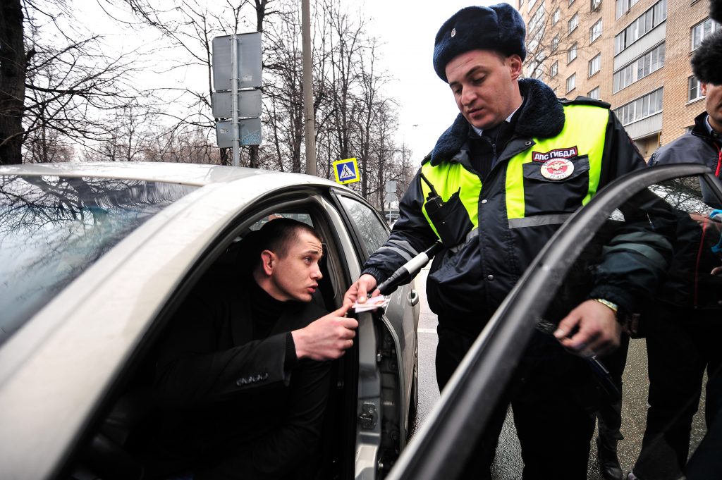 На севере Москвы пьяный водитель протаранил машину ДПС