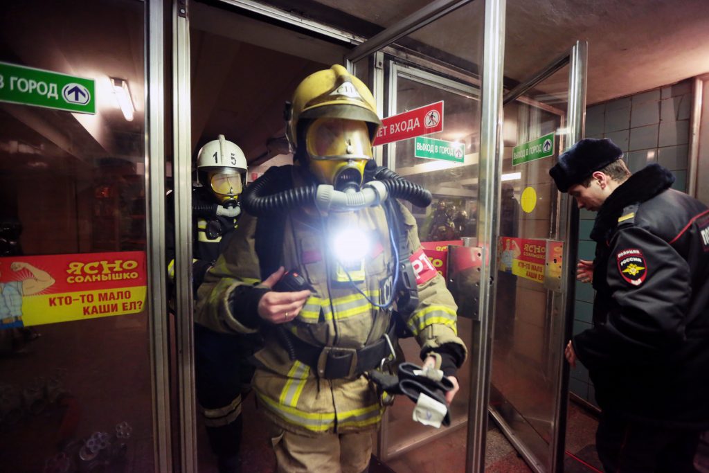 Рабочего спасли из пожара у метро «Международная» в центре Москвы