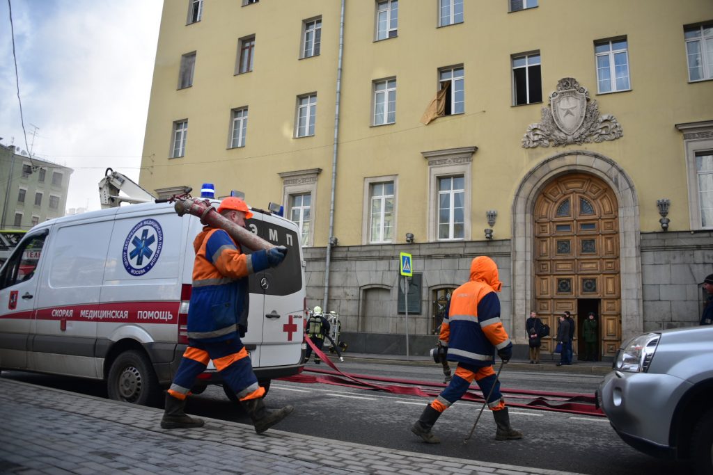 МЧС справилось с задымлением на здании Минобороны в центре Москвы