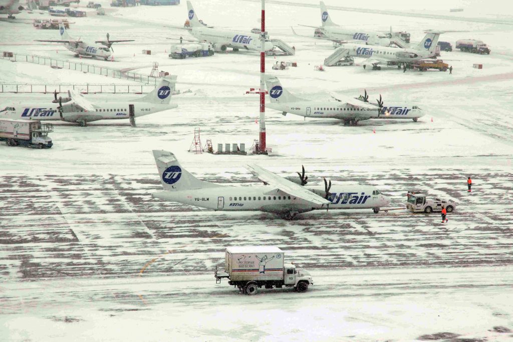 Более 50 рейсов задержано в аэропортах Домодедово и Шереметьево