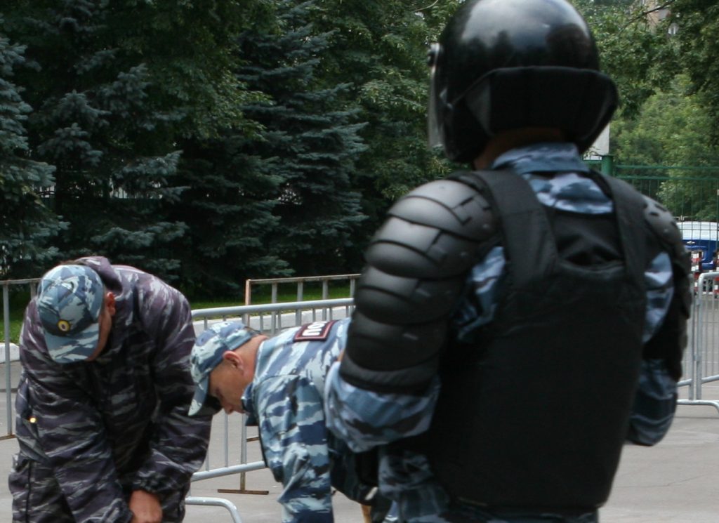 Нарушитель искусал полицейского в Москве, возбуждено дело