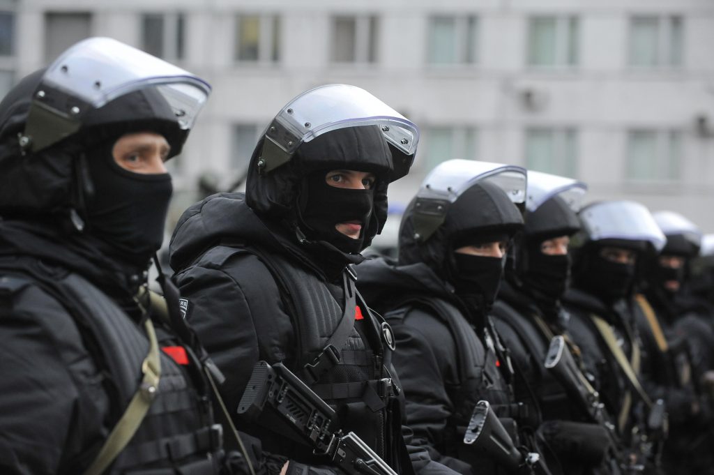 Полиция освободила из заложников женщину и детей на севере Москвы