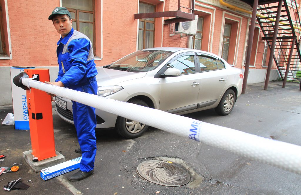 Шлагбаум во дворе жилого дома. Как поставить шлагбаум во дворе дома. Шлагбаум на придомовой территории. Шлагбаум во дворе. Монтаж шлагбаума.