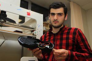 Фото: 11 октября 2016 года. Азамат Тавитов демонстрирует первую и самую важную часть своего студенческого проекта — кроссовок с вентилятором. Когда работа над ними будет завершена, Азамат опробует их на себе