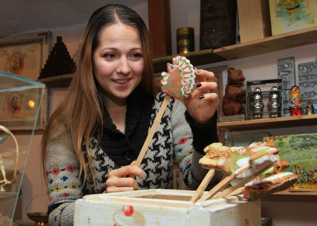Фото: 12 октября 2016 года. Мария Феина, работающая в Музее русского десерта, держит в руках муляж леденца, кототорый изготовляли в стране несколько десятилетий назад