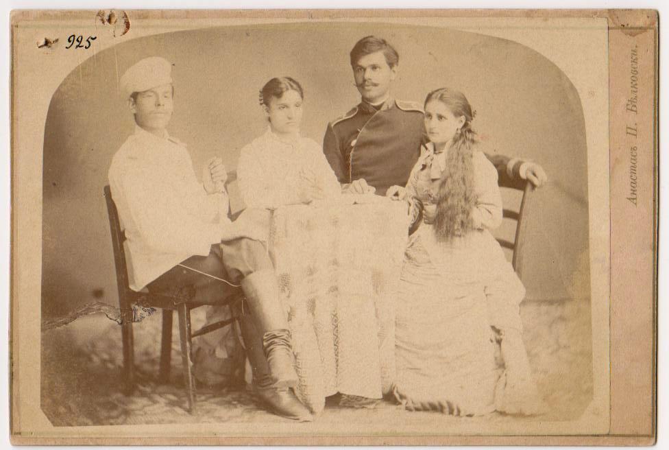 Одной из воспитанниц пансиона была болгарка Олга Круша (1860-1918). На фото 1881 года она с сестрой Тодорой и кузенами. К сожалению, исследователи пока не смогли установить, кто из девушек - Олга