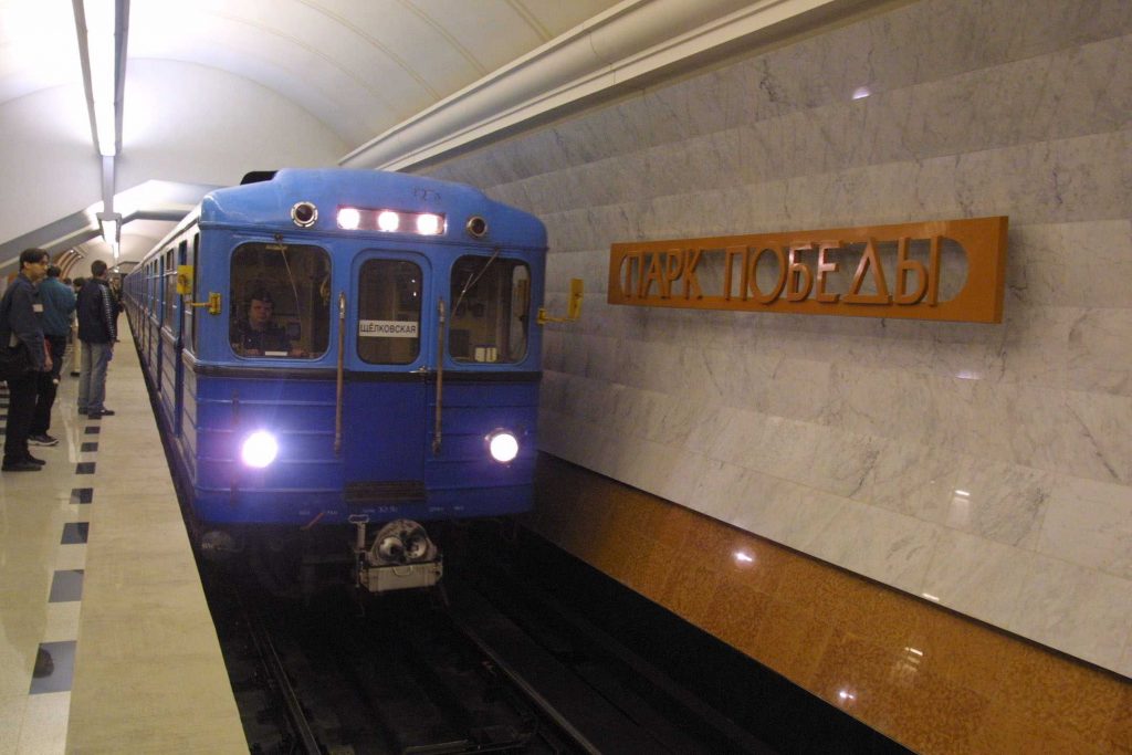 На синей ветке метро ликвидировали сбой из-за неисправного поезда