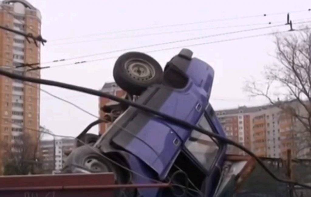 На севере Москвы «Жигули» лихачей перевернулся и застрял в блоках