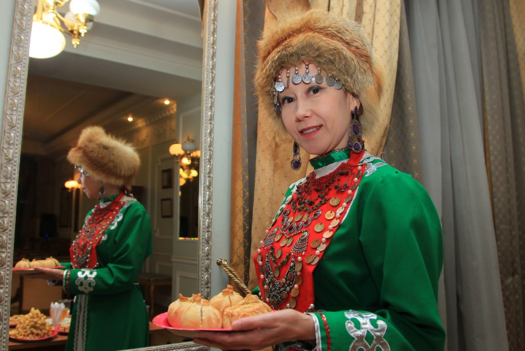 12 октября 2016 года. Мадина Ильгамова угощала национальной выпечкой — вак-беляшами