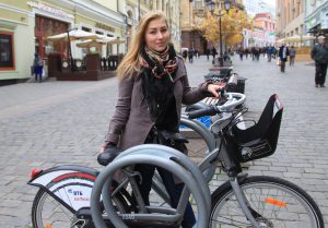 11 октября 2016 года. Студентка Соня Савнина радуется, что теперь на Кузнецком Мосту можно спокойно припарковать велосипед, не боясь за его сохранность