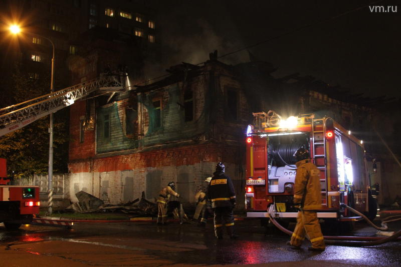 Пожарные ликвидировали возгорание в здании бывшего пожарного депо в Москве