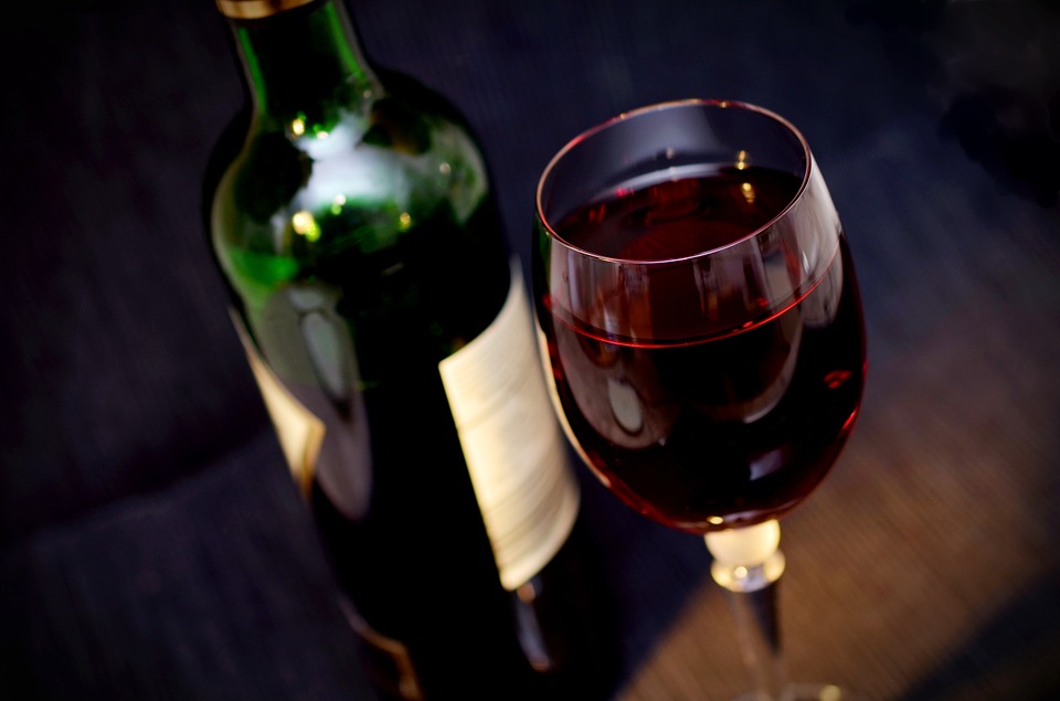 Как отстирать пятна от красного вина и ягодного сока