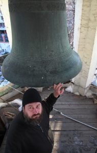 Звонарь храма Иоанна Воина Александр Миртов отмечает, что звон новых колоколов намного богаче. Прихожане с ним согласны 