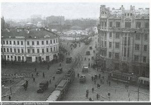 Вид на Смоленскую площадь в 1933–1934 годах. Справа — дом наследников Е. Орлова. Наверху видны утраченные украшения 