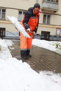 11 ноября 2016 года. Дворник Аброр Таллаев чистит снег