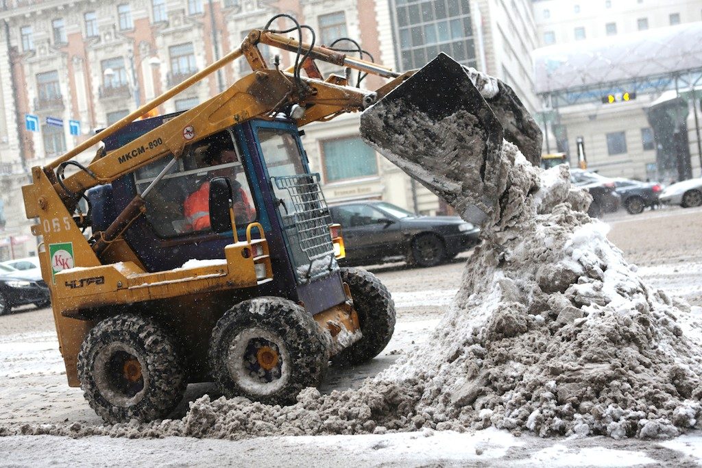 Трактор как предчувствие: коммунальщики Москвы готовы к рекордным снегопадам