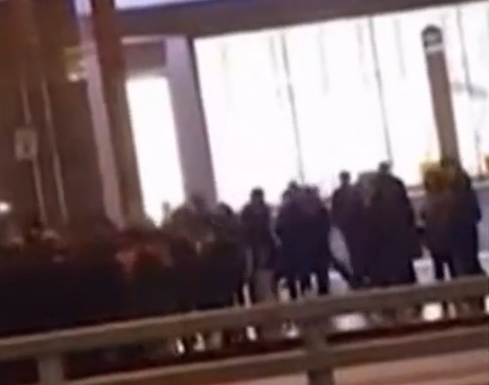 Десятки человек подрались у Киевского вокзала в центре Москвы, зачинщиков ищут
