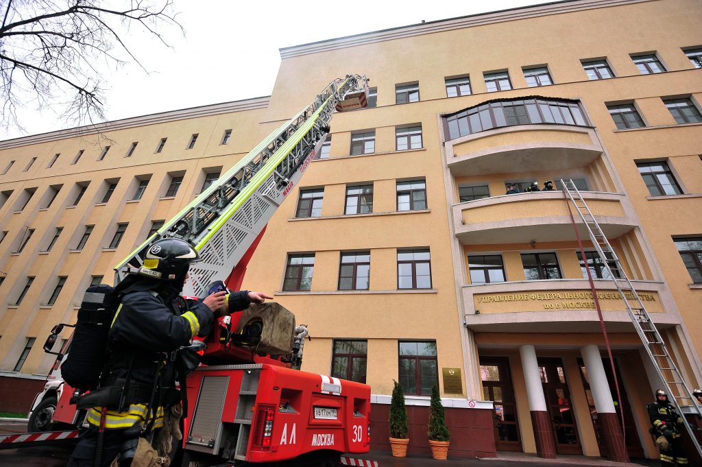 МЧС спасло шесть человек из пожара на севере Москвы