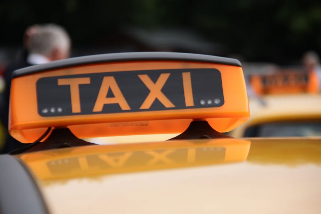 Таксисты-неплательщики штрафов останутся без субсидий