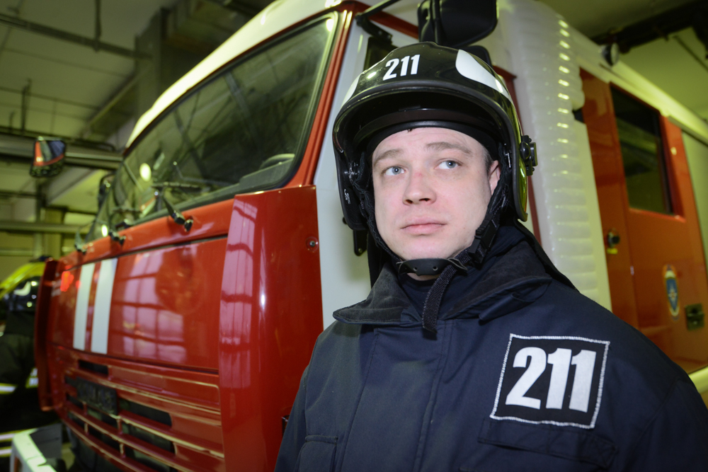 МЧС Москвы потушило пять горящих гаражей с автомобилями