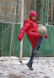 2 ноября 2016 года. Камила Джумаева играет в футбол год. Она тренируется четыре раза в неделю 