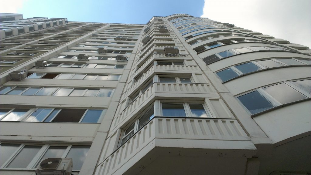 Гражданин Сербии сорвался из окна многоэтажки в Москве, ведется проверка