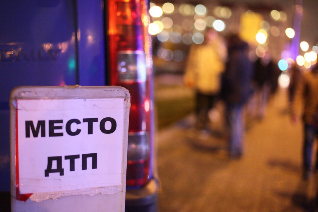 В Москве проверяют такси-компанию, автомобиль которой сбил людей на трамвайной остановке