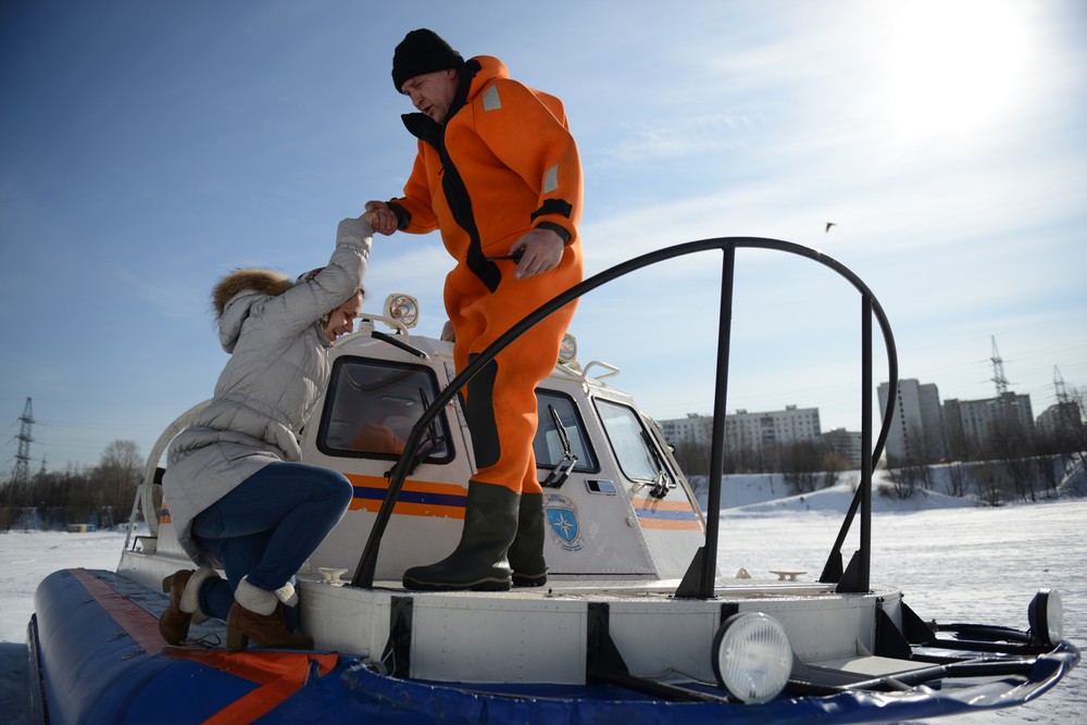 «Снегоболотоход» пришел на помощь рыбакам Москвы