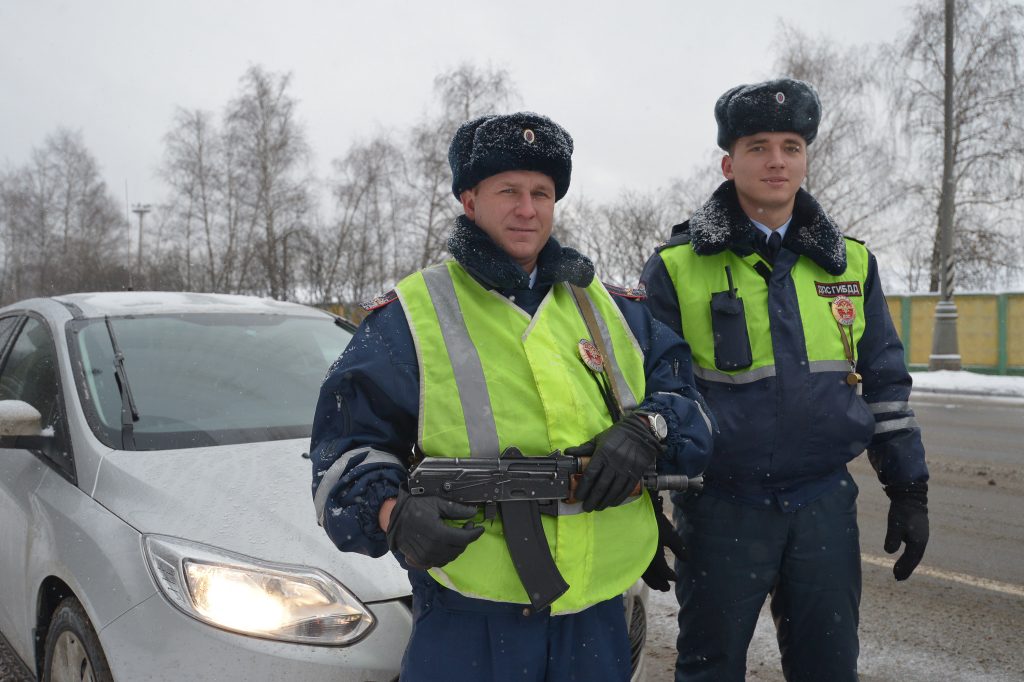 Полицейские задержали автомобиль с похитителями девушки из центра Москвы