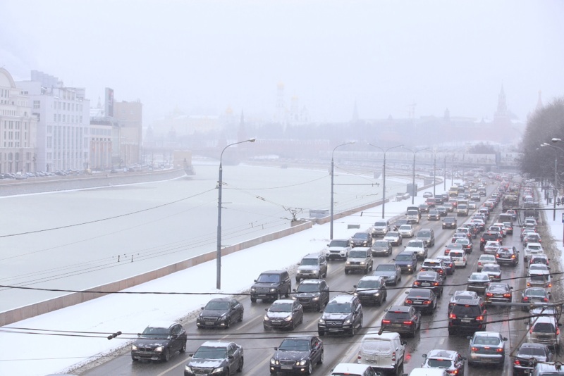 Снегопад создал многокилометровые пробки в Москве
