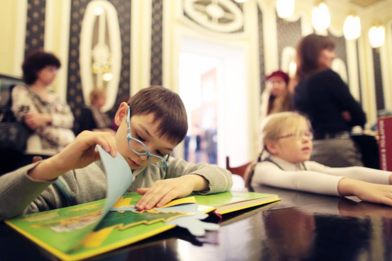 Школьникам с нарушением зрения подарят книги и «Волшебный карандаш»